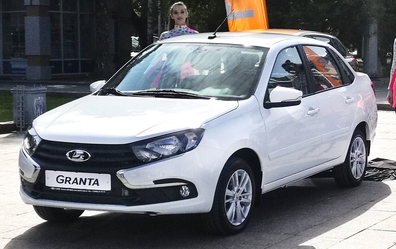 Фото модели: Lada Granta, вид спереди сбоку
