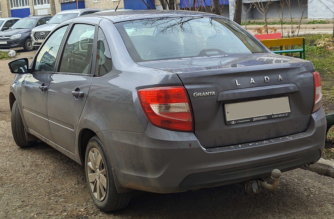 Фото модели: Lada Granta, вид сзади сбоку