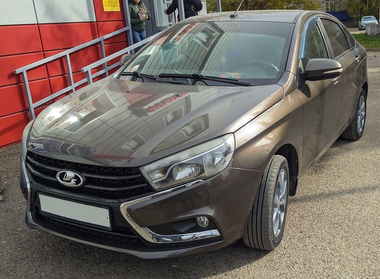 Фото модели: Lada Vesta, вид спереди сбоку