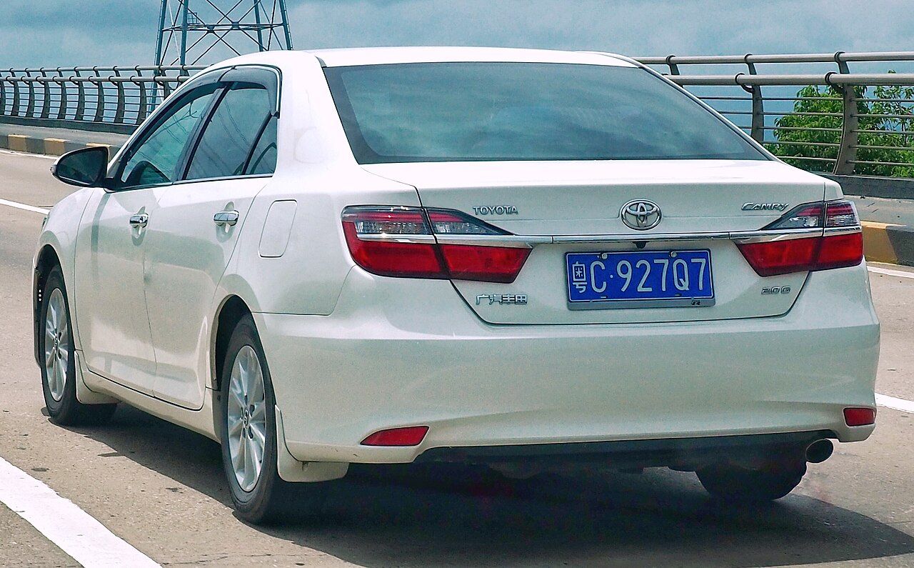 Фото модели: Toyota Camry 55, вид сзади сбоку